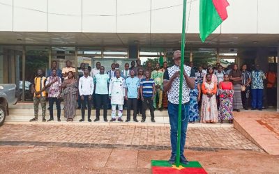 Montée des couleurs nationales au GIP-PNVB : le personnel toujours engagé pour le développement du Faso.
