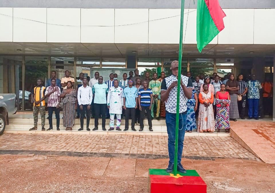 Montée des couleurs nationales au GIP-PNVB : le personnel toujours engagé pour le développement du Faso.